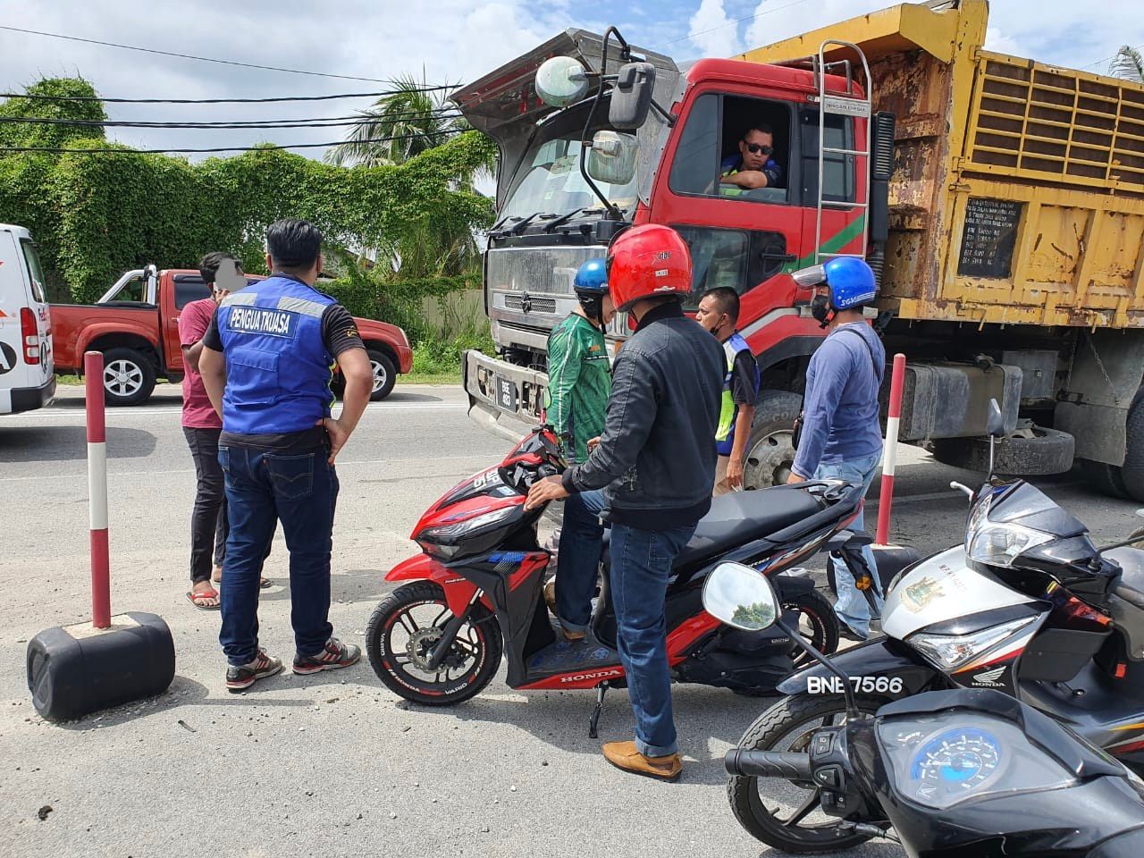 அரசு நிலத்தில், சட்ட விரோதமாக கழிவுகளை கொட்டிய, ஆறு லாரிகளை எம்பிகே பறிமுதல் செய்தது