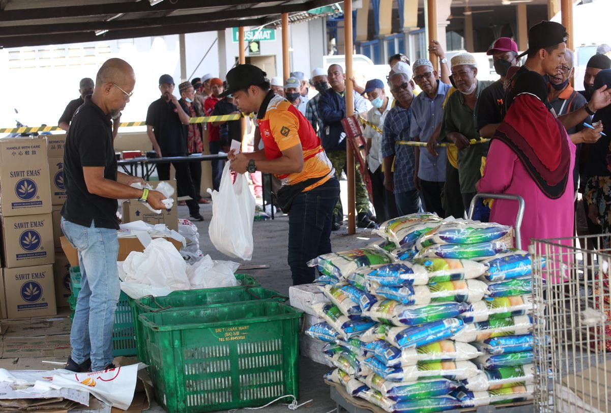 益山罗里到美丹花园促销 3小时内售完600只鸡.600包米