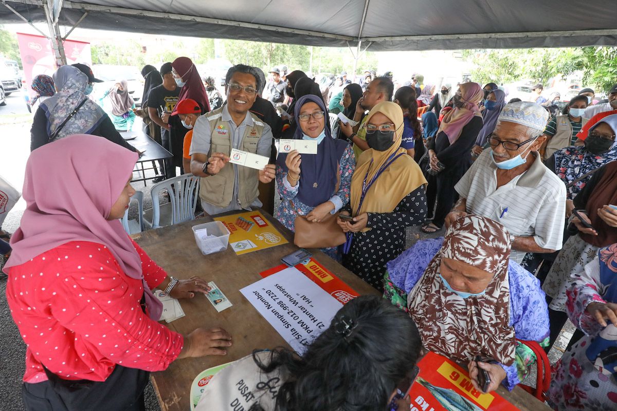 கோத்தா டாமன்சாரா மக்கள் மலிவு விற்பனைக்கான கூப்பன்களைப் பெற்றனர்