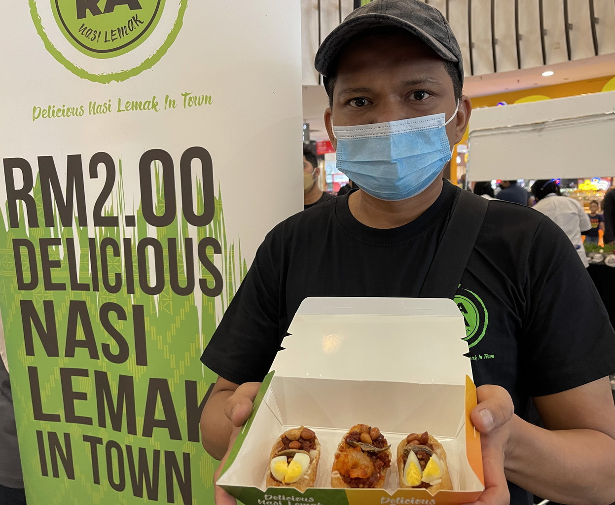 Cipta kelainan, peniaga jual sushi berinti sambal nasi lemak