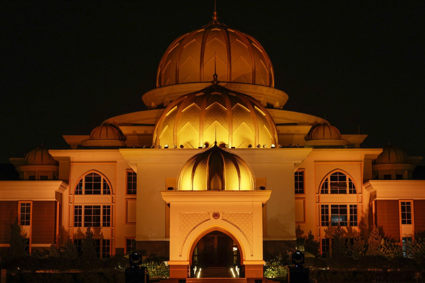 Istana Negara disinari cahaya jingga tanda solidariti sempena Hari Keselamatan Pesakit Sedunia