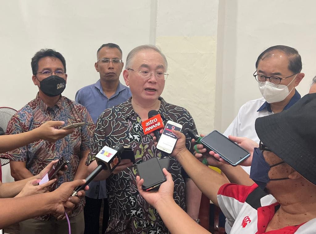 失联直升机寻获  机师生还送院抢救