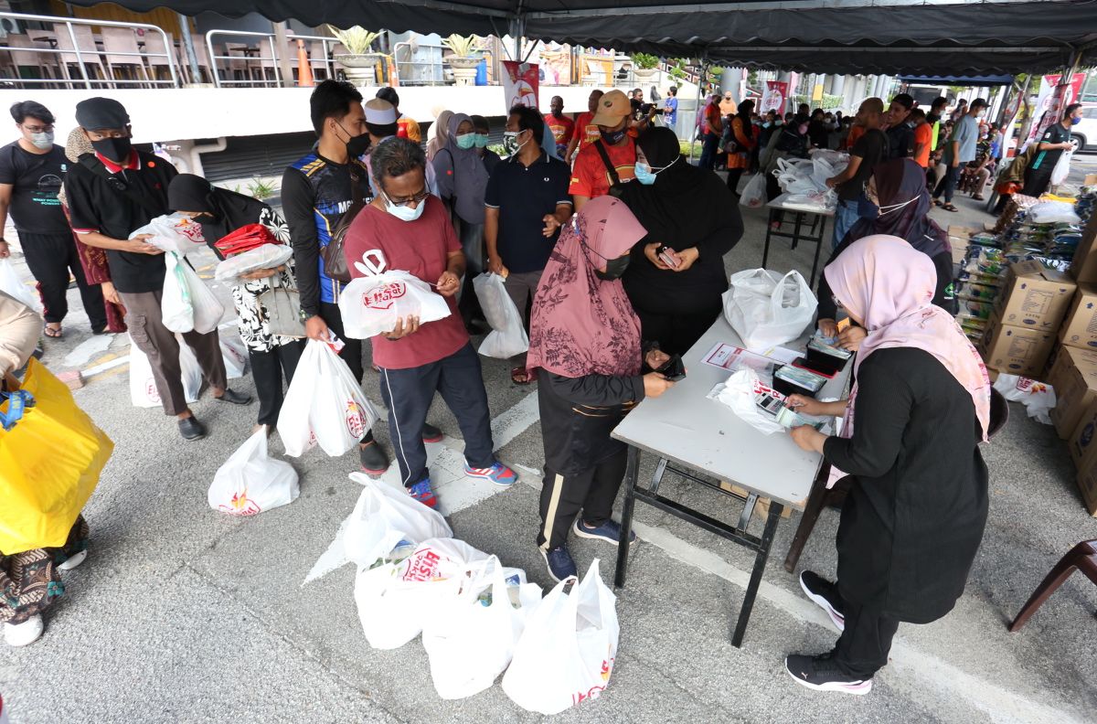 300 ayam terjual dalam sejam setengah di jualan murah PKPS Kompleks PKNS Bangi