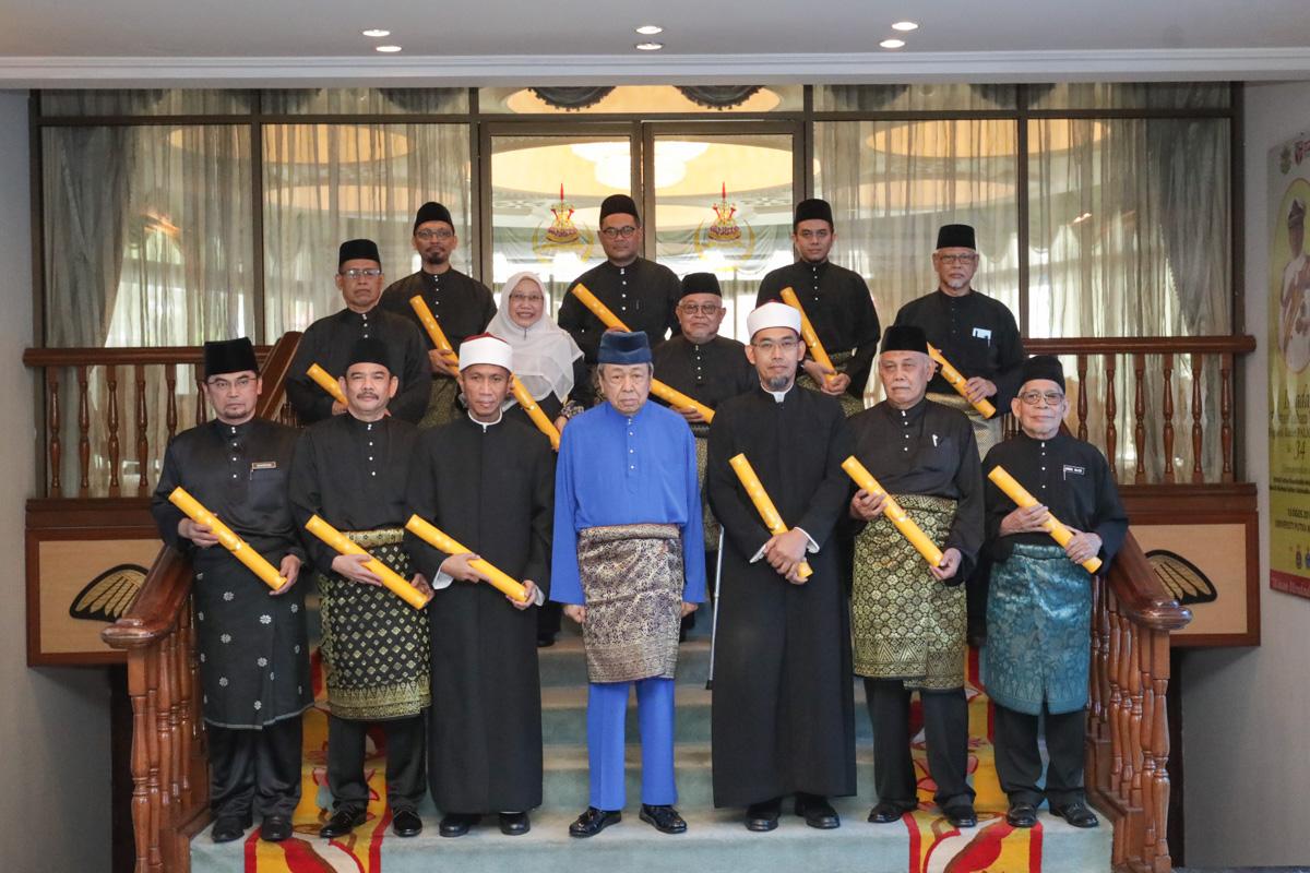 Sultan serah watikah pelantikan setiausaha Mais, hakim syarie