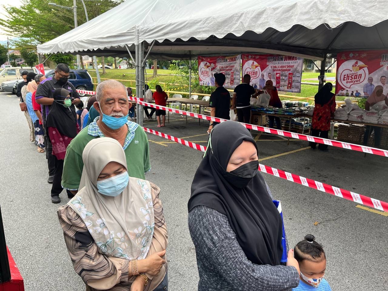 Program jualan murah di Pandan Indah terima sambutan, beratur seawal jam 8 pagi