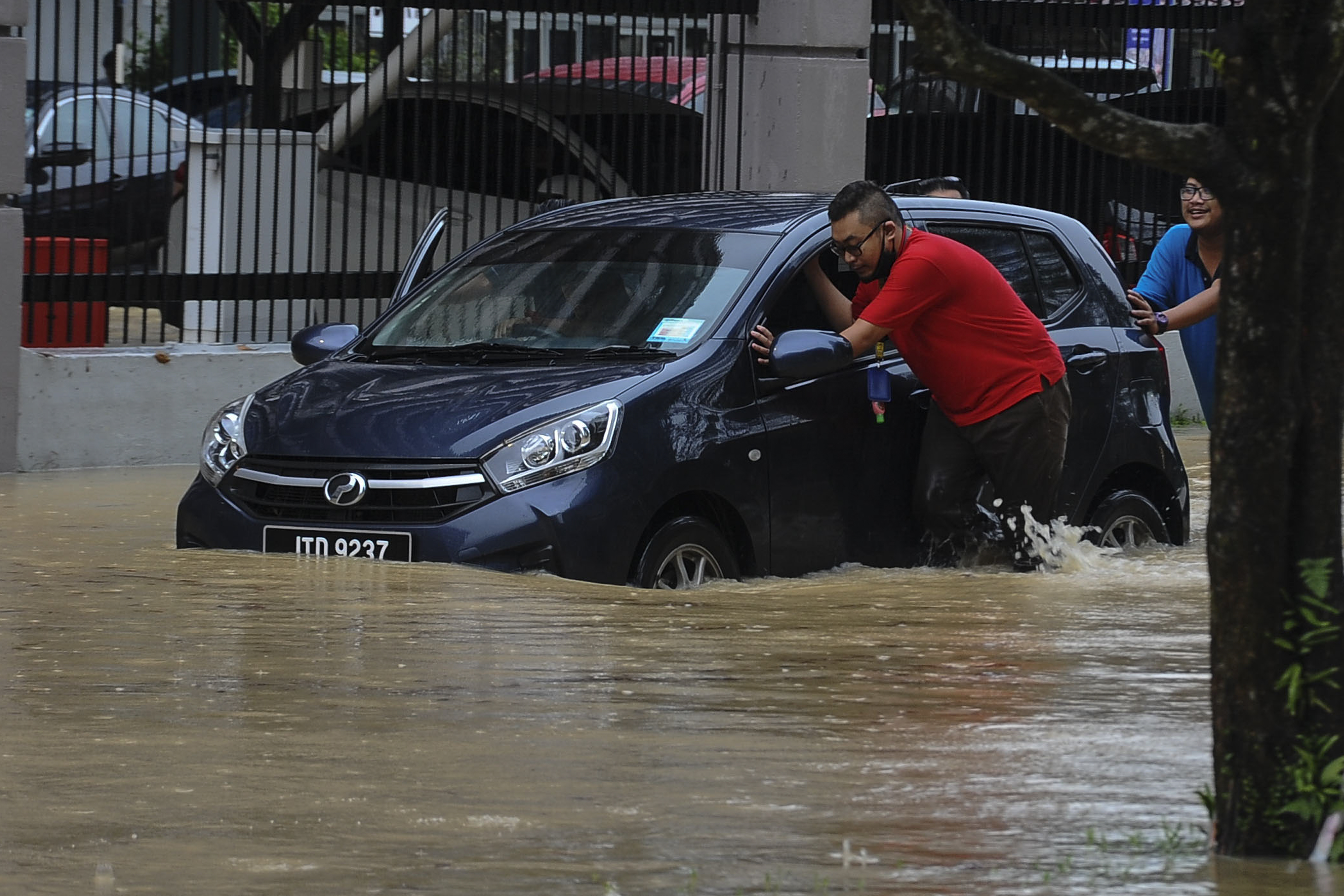 Mangsa banjir kilat di Johor meningkat kepada 295 orang