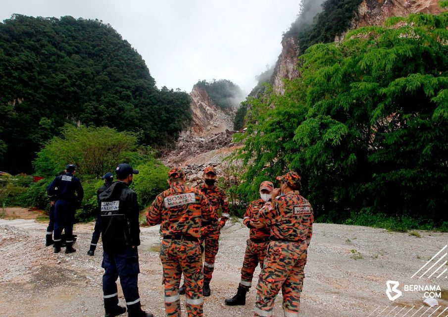 மண் சரிவில் இருவர் புதையுண்ட சம்பவம்- மோப்ப நாய் உதவியுடன் தேடும் பணி தீவிரம்