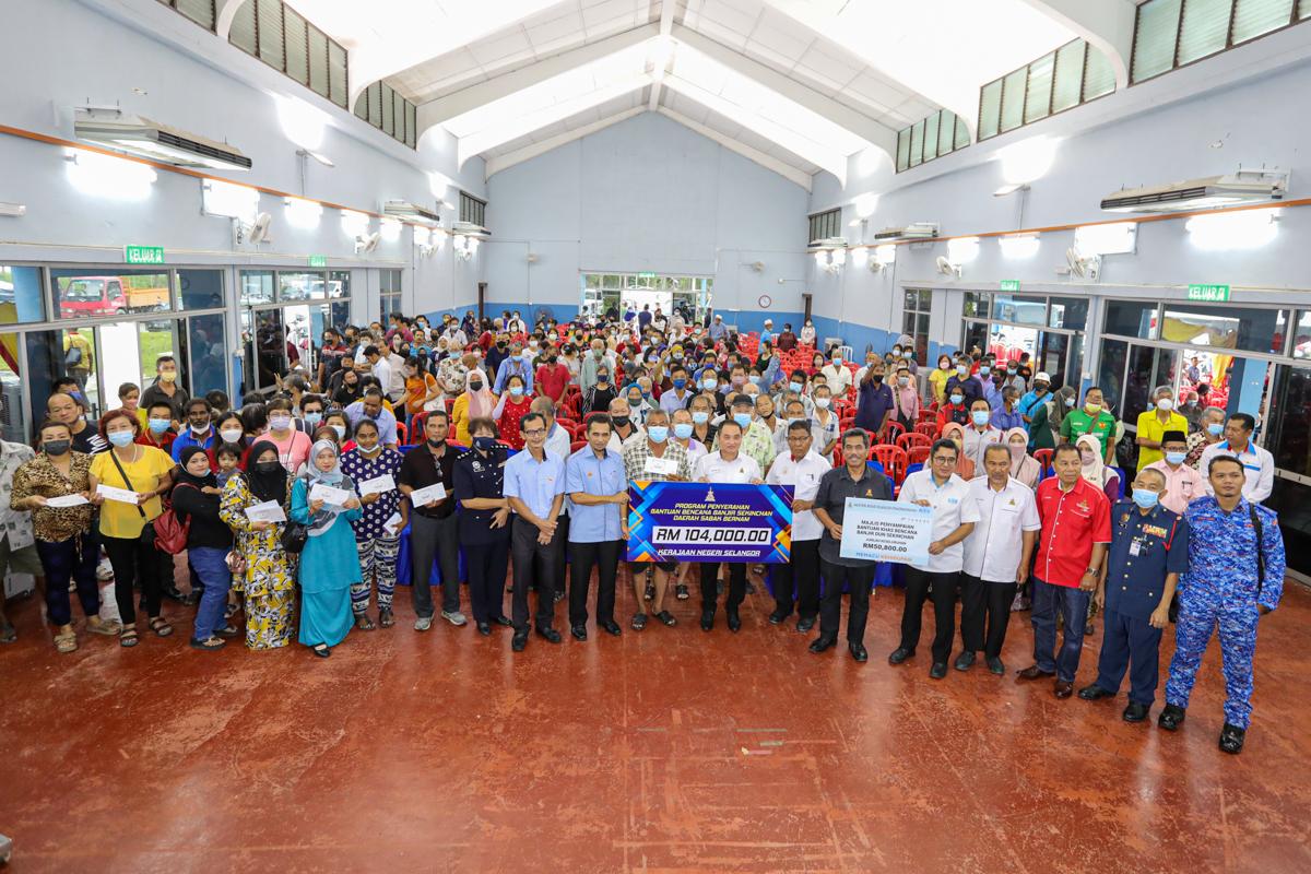 Over 500 Sekinchan flood victims receive aid cash