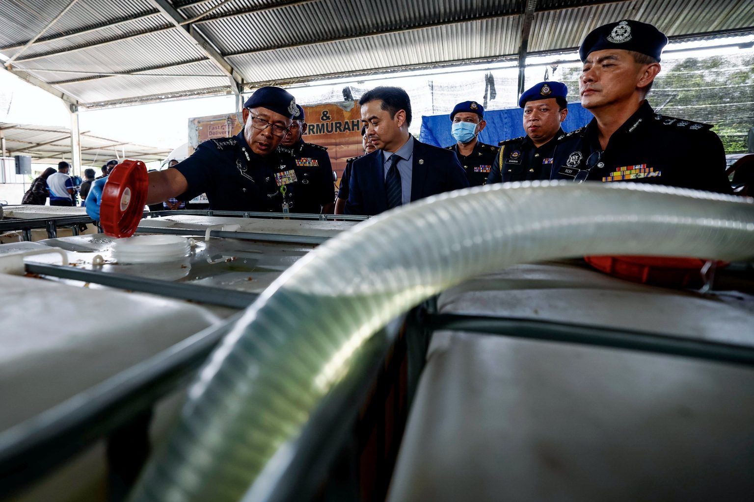 士毛月捣破不法集团捕11男 警方起获9.4万公升补贴柴油