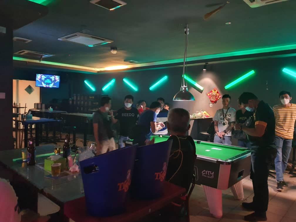 甲洞无牌夜店遭取缔 16陪坐女郎落网