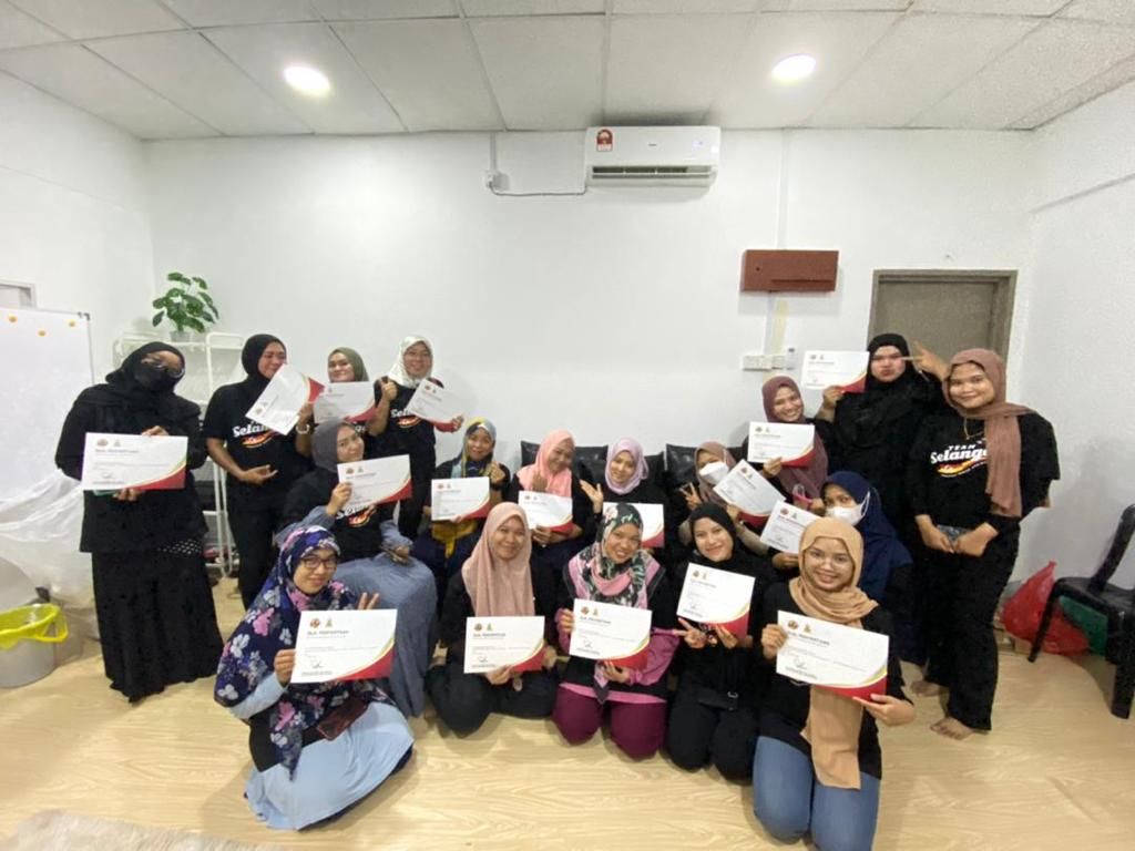 30 penduduk Kuala Selangor sertai program rawatan kecantikan Team Selangor