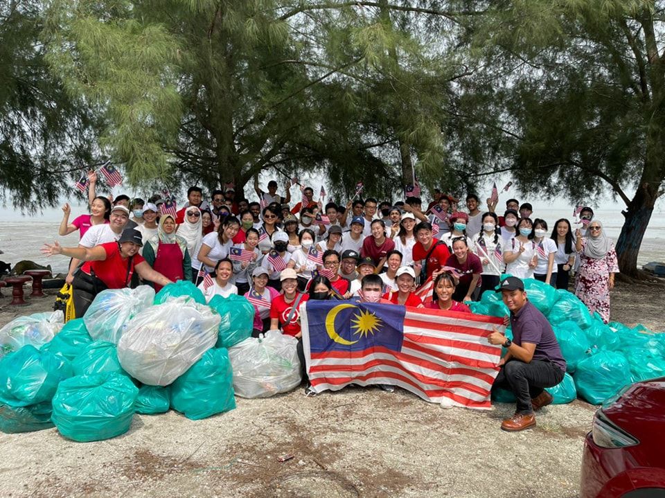 两组织到瓜雪海边拾垃圾 以行动保护大自然环境