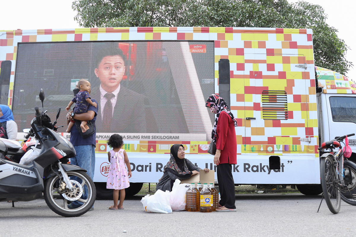 Penduduk menanti lori jualan murah, jimat kos belanja keluarga
