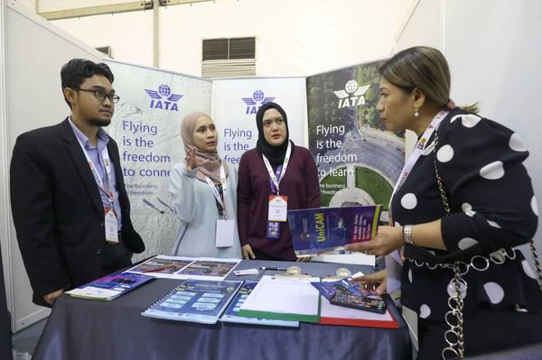 雪航空展设升学柜台 让青年获取相关领域资讯