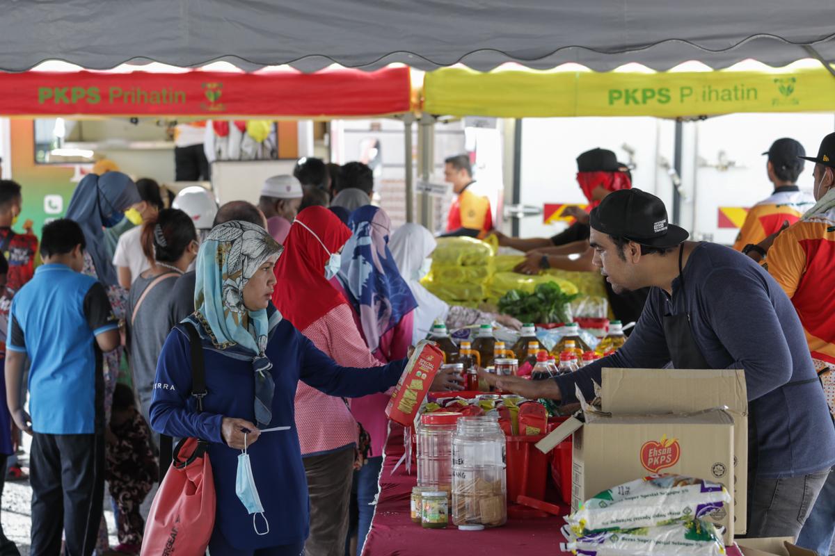 Ratusan penduduk ambil peluang beli produk PKPS di program jualan murah