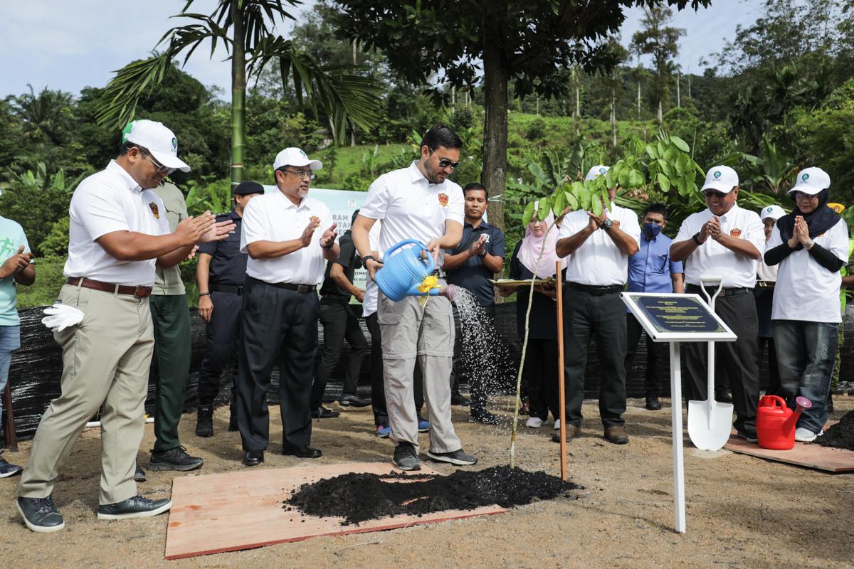 Selangor Raja Muda officiates tree planting programme