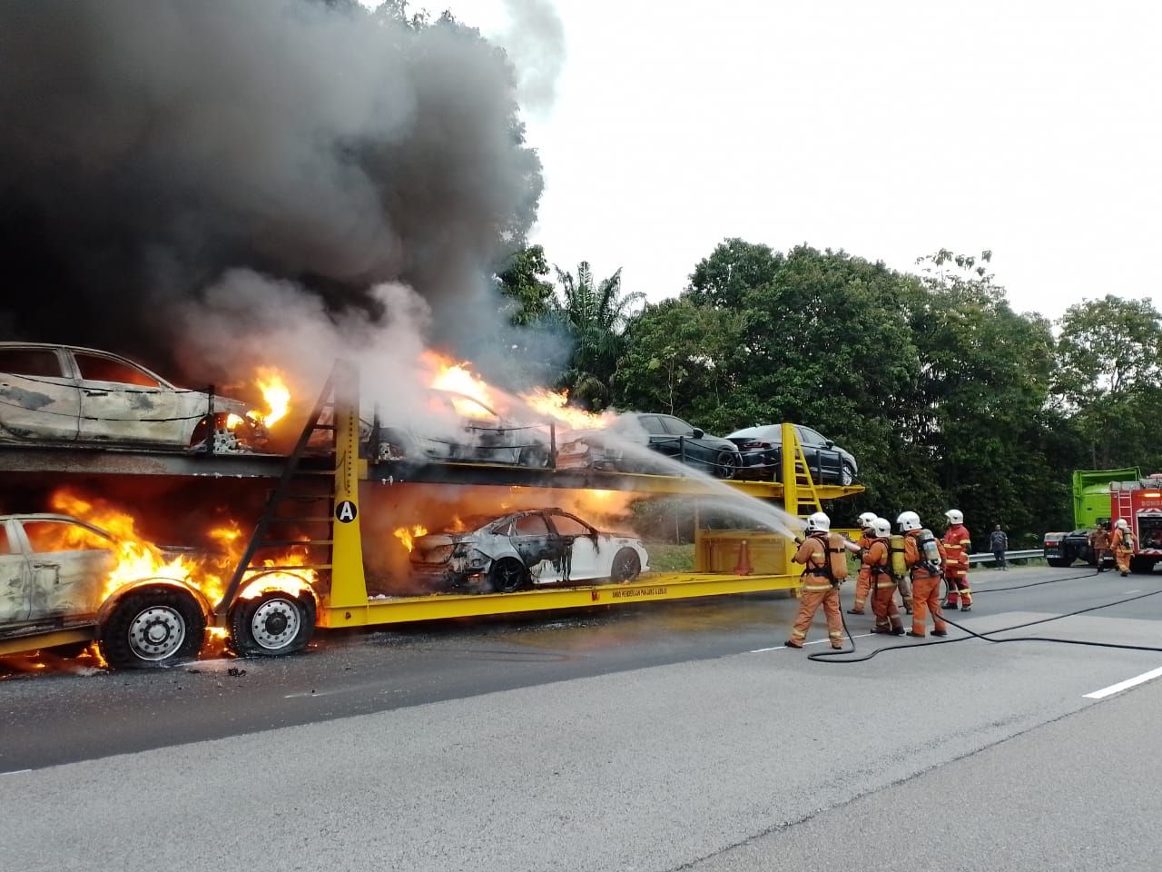 拖格罗里行驶途中失火 5新本田轿车毁之一旦