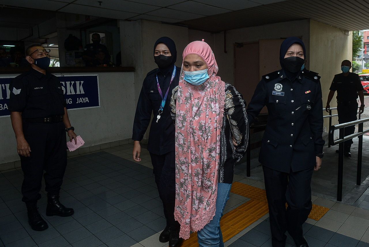 谋杀6个月大亲生儿 女书记被控谋杀