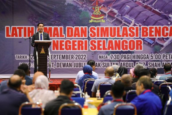 கடல் பெருக்கு காரணமாக கிள்ளான் நகரின் பல பகுதிகளில் வெள்ளம்