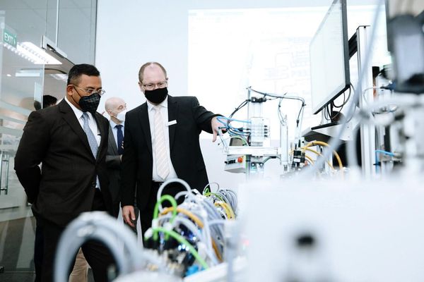 சிலாங்கூர்-சிங்கப்பூர் ஆட்டோமேஷன் கல்வியை இயக்க திறமையான பணியாளர்களை தயார்படுத்துகிறது