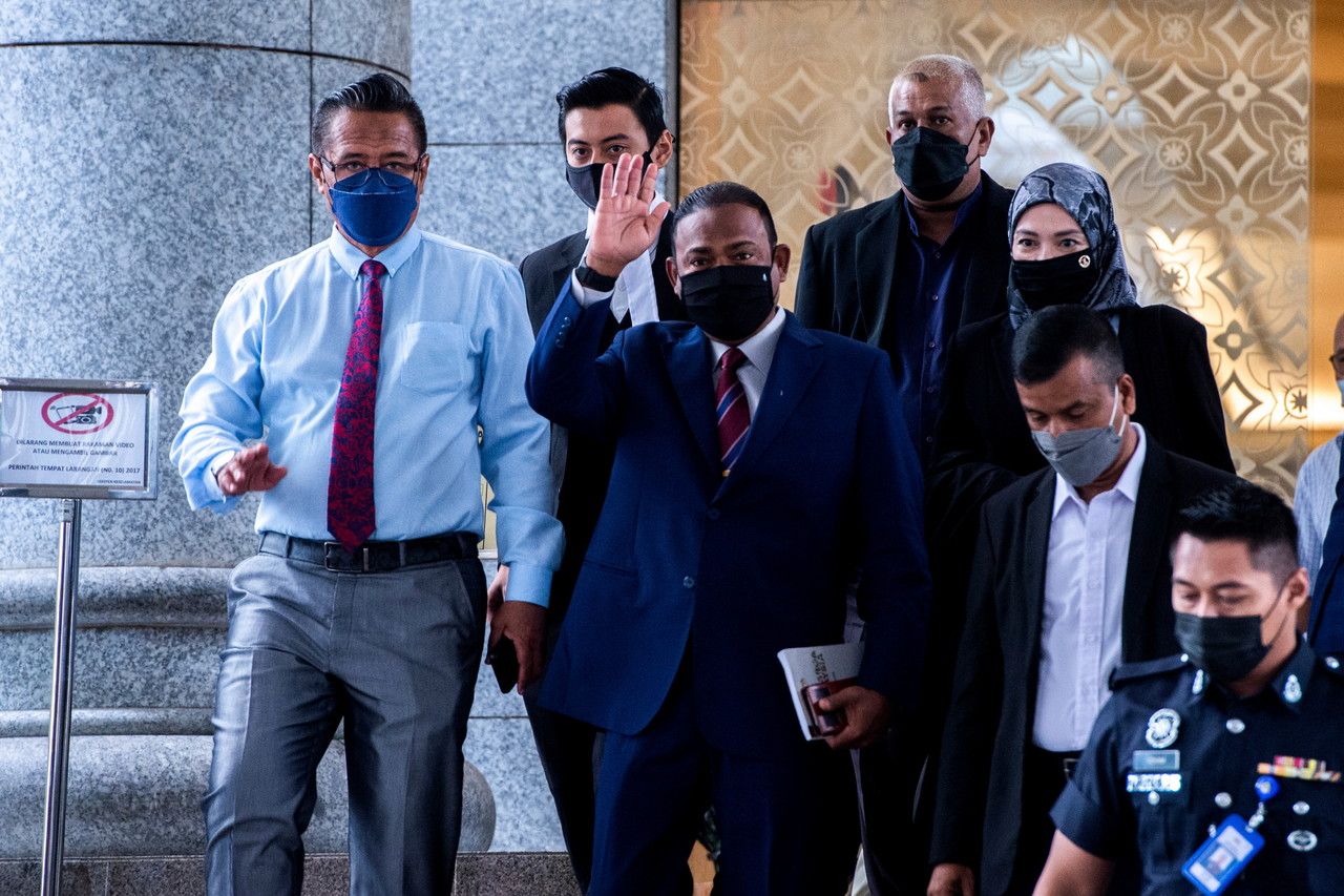 上诉庭裁决允撤4洗钱控状  阿都阿兹另9贪污案续审