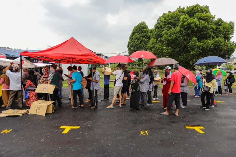 雨天不阻民众响应益山促销 把握机会买便宜肉米油蛋等