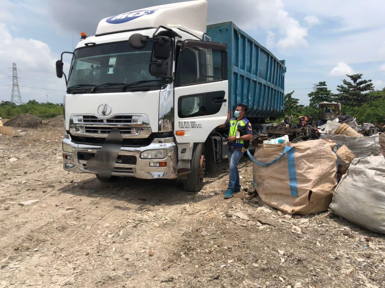 英达岛大道旁丢工业废料  罗里遭执法人员当场逮住！