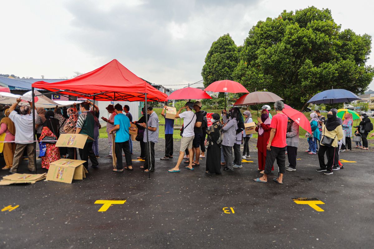Hujan tidak halang penduduk hadir jualan murah Taman Ampang Indah