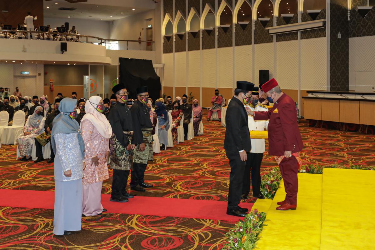 Selangor Sultan confers awards to over 200 individuals who contributed to society