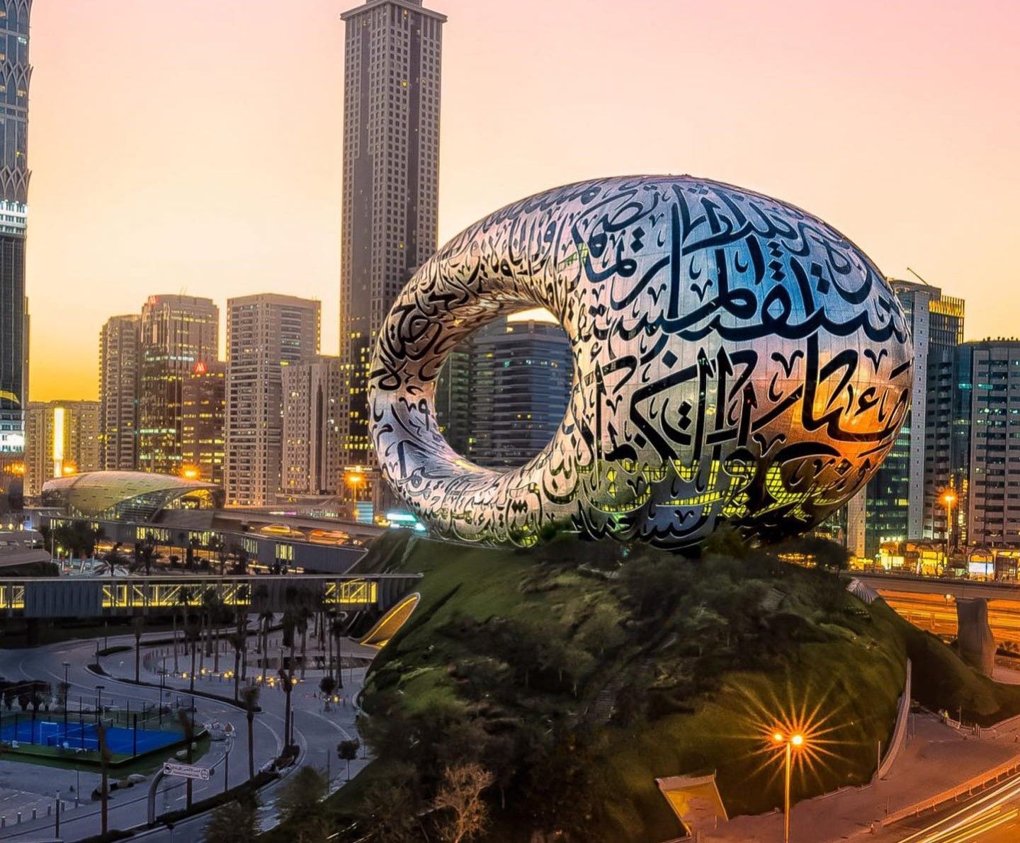 雪苏丹伉俪访迪拜 赞叹未来博物馆设计