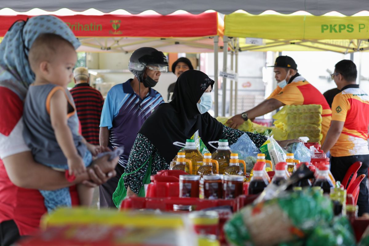 Over 500 shoppers throng RM5 affordable goods sale in conjunction with National Day