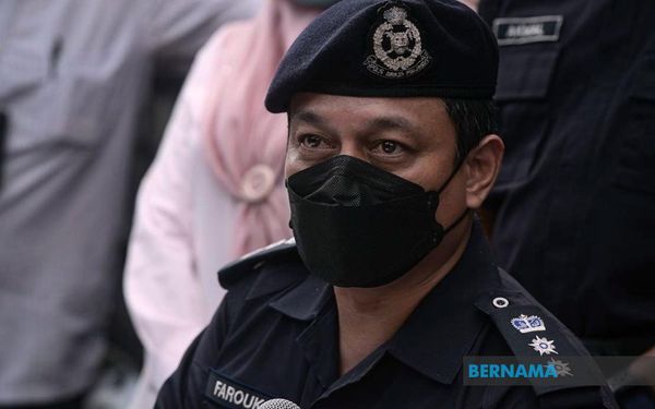 உடற்பேறு குறைந்த சிறுவன் அடுக்குமாடி குடியிருப்பின் முதல் மாடியில் இருந்து விழுந்த சம்பவம் மீது சந்தேகத்திற்கு இடமான ஒரு பெண்ணை போலீசார் கைது செய்தனர்