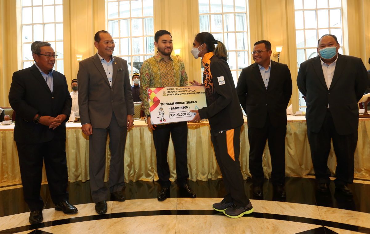 காமன்வெல்த் பேட்மிண்டன் விளையாட்டு வெற்றியாளர் தீனா, சிலாங்கூரில் உயரிய பரிசு தொகையை வென்றார்