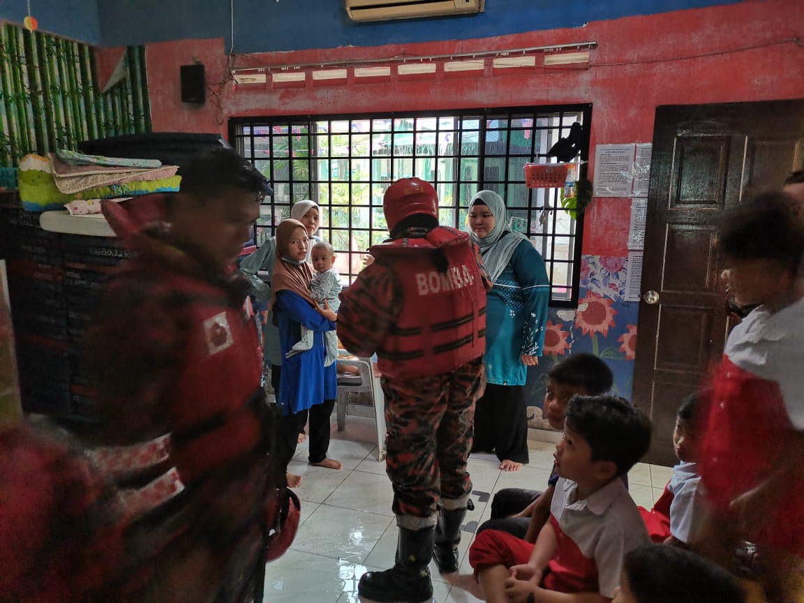 Terperangkap banjir kilat: Bomba selamat 14 kanak-kanak, 5 guru tadika