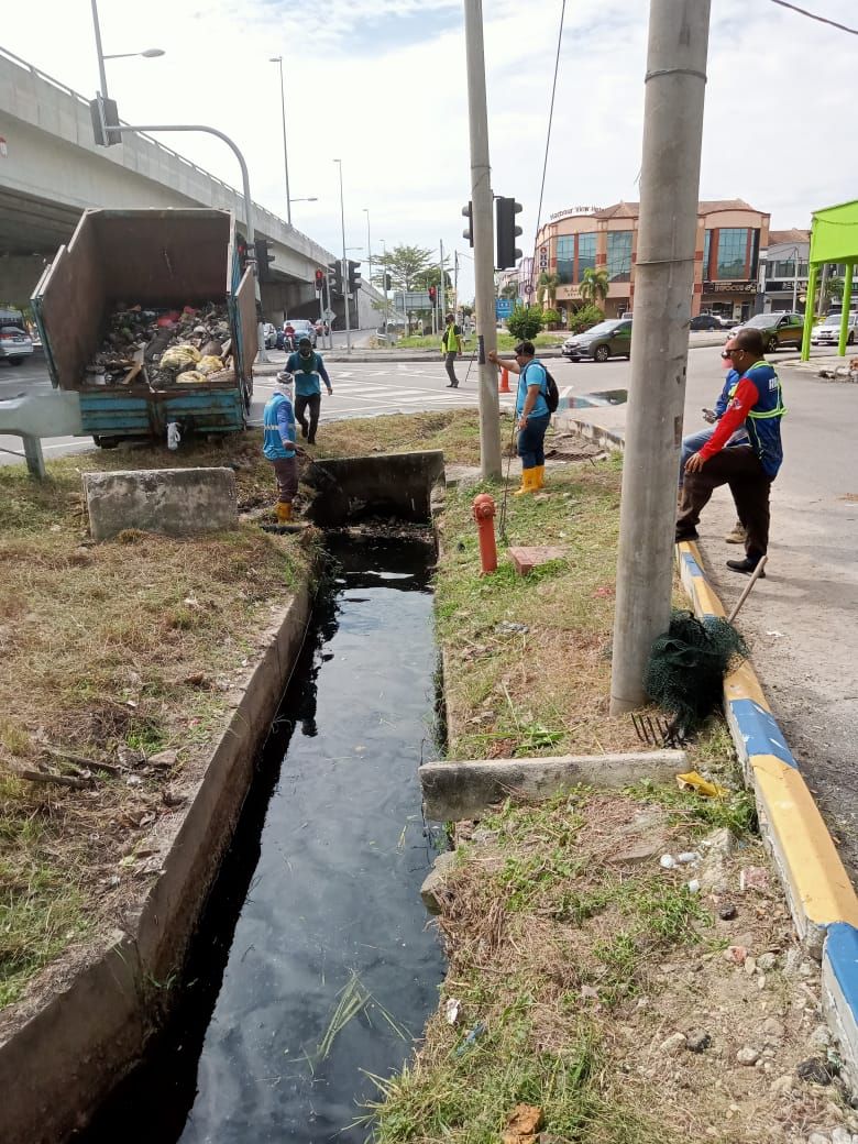 适耕庄联邦公路排水沟进行清理 避免闪电大水灾发生