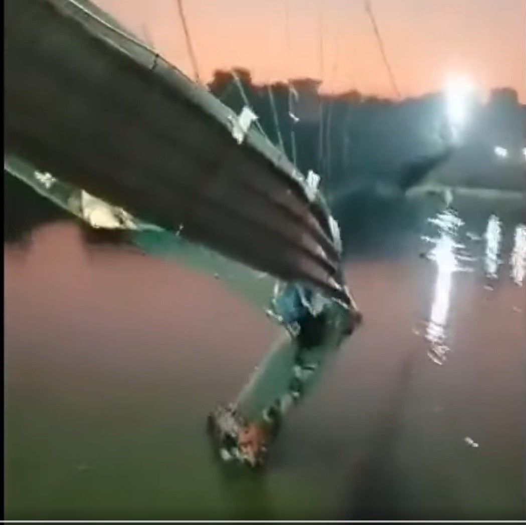 印度百年行人吊桥坍塌    酿至少90人死