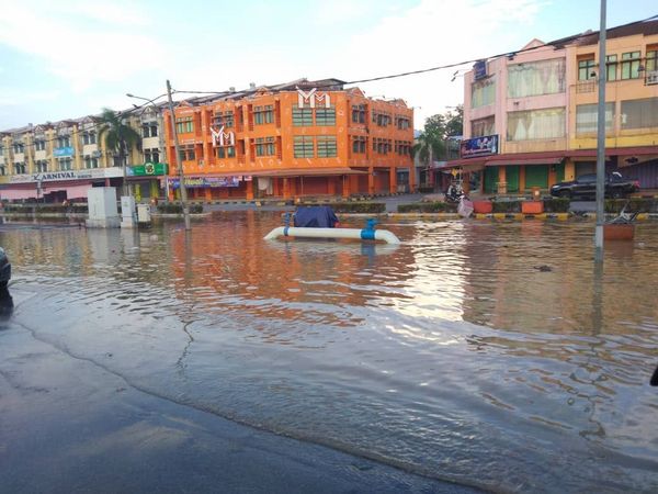 தடுப்பணை உடைந்தது- பெக்கான் தஞ்சோங் காராங்கில் வெள்ளம்
