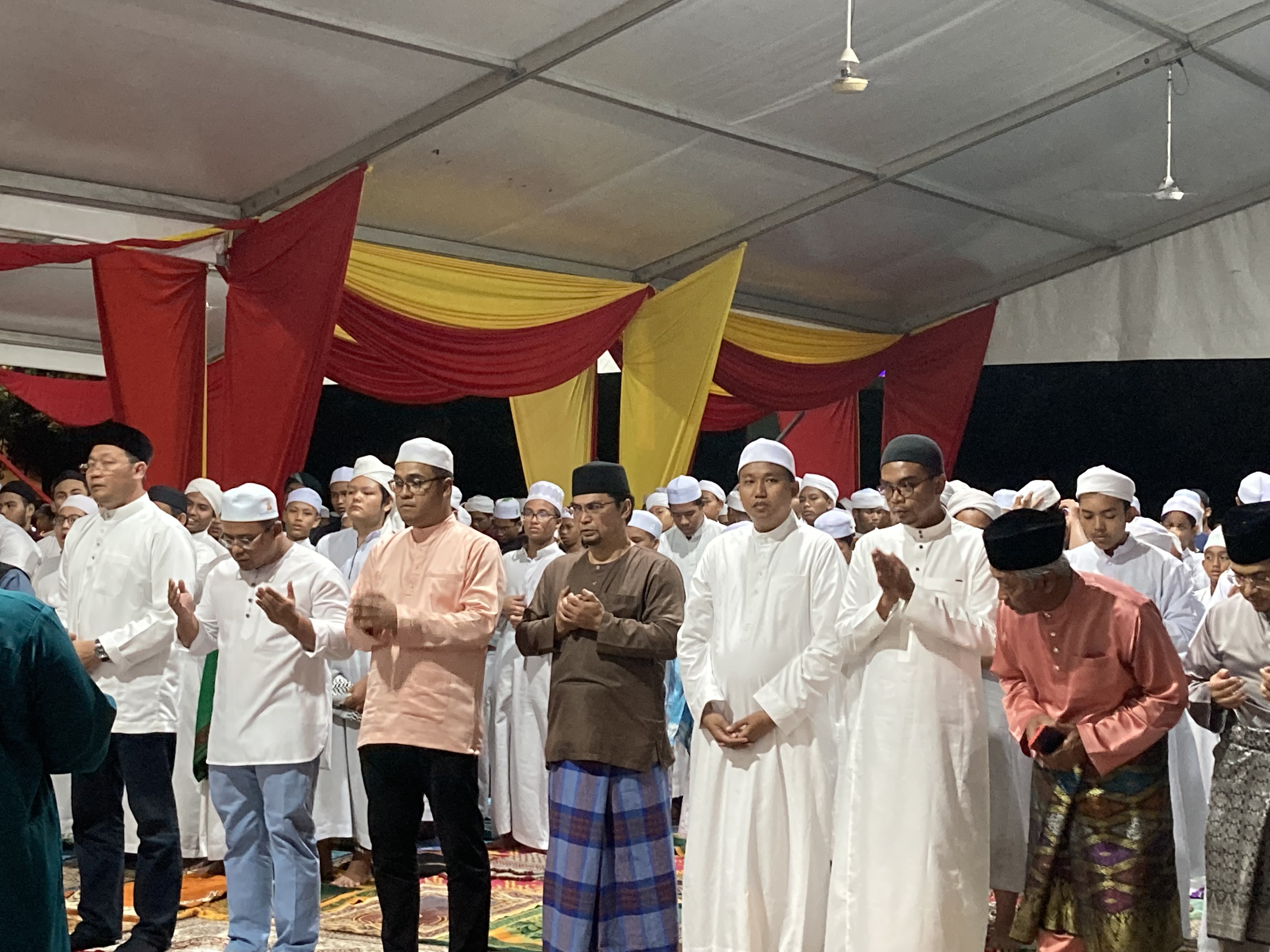 MB solat Isyak, hajat bersama lebih 3,000 pelajar tahfiz