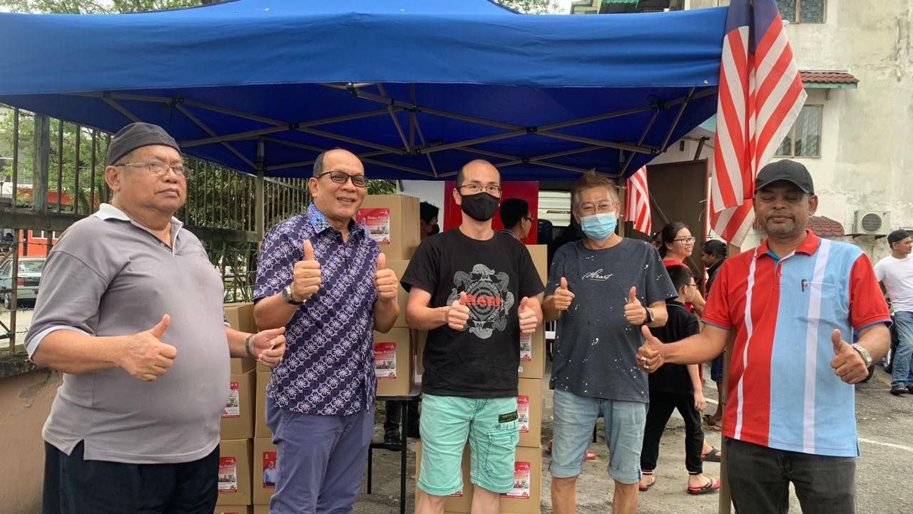 依兹汉选区送暖   班丹英达100贫户获食物篮