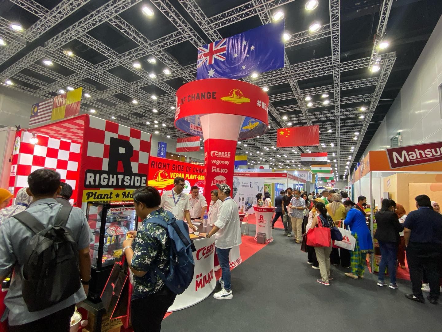 国际商务峰会.航空展表现不俗 吸引4万人.缔造14亿潜在交易额