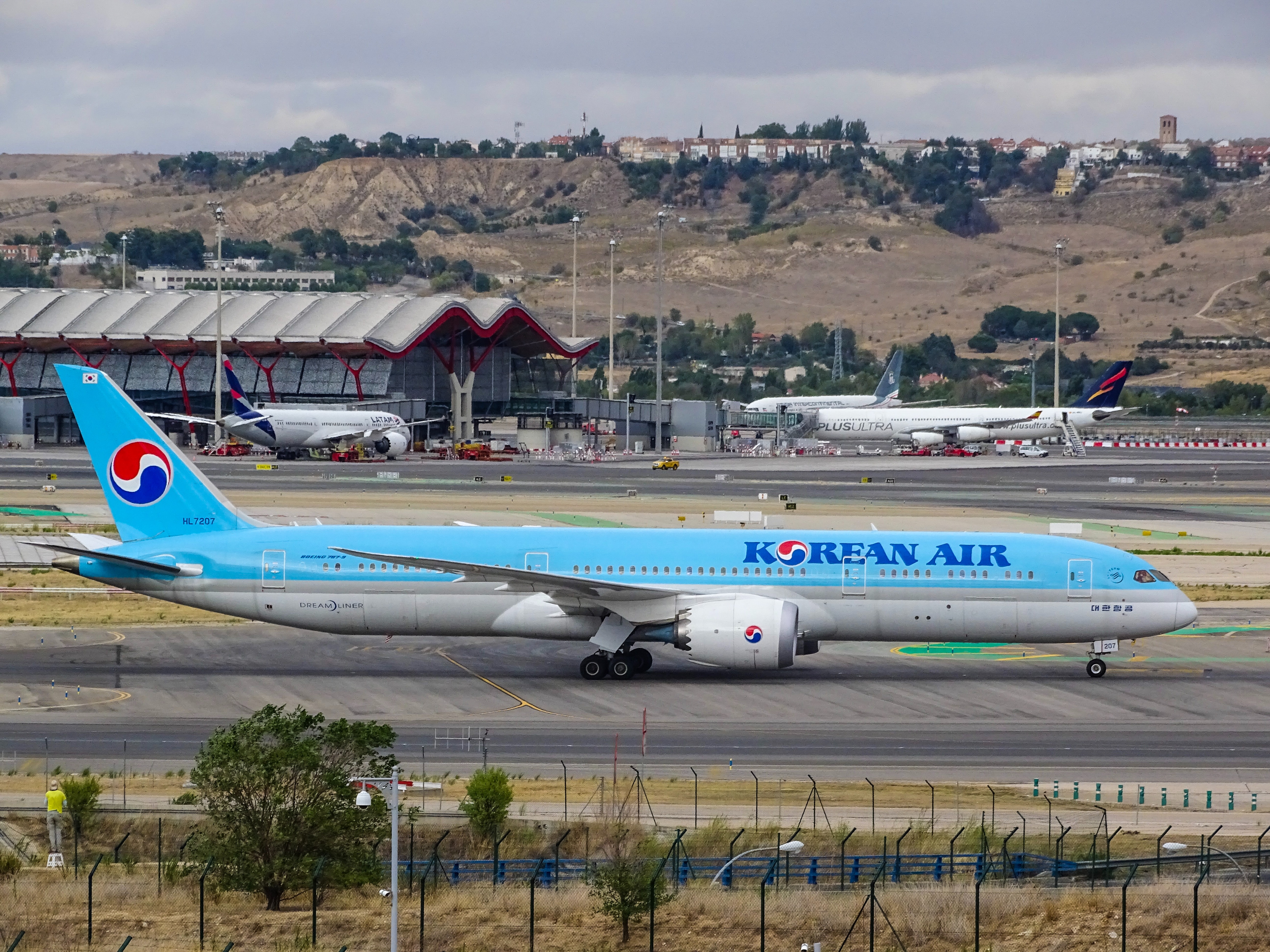 Korean Air flight overruns Cebu runway, no injuries reported