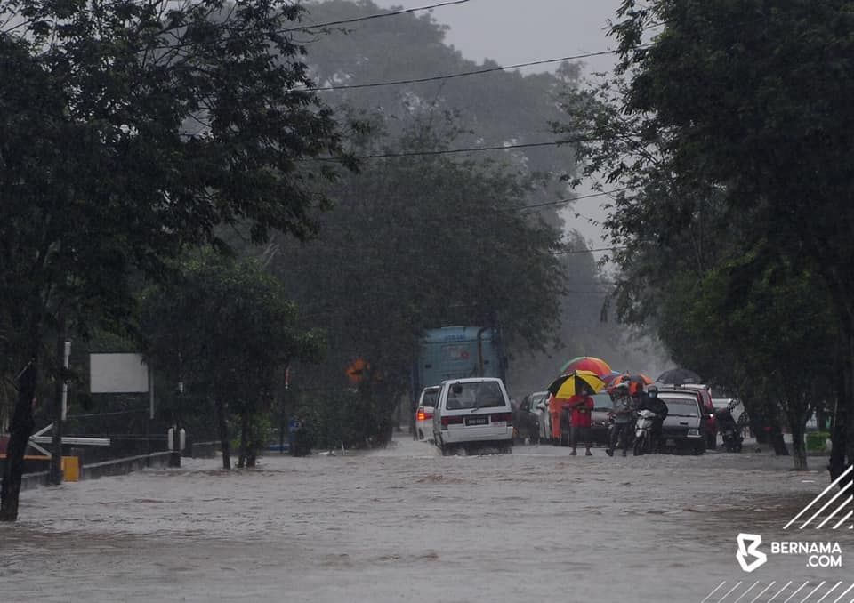 ஆற்றோரங்களில் இருவித பயன்களுக்கு உகந்த நீர் சேகரிப்பு குளங்கள்- வெ.200 கோடி செலவில் நிர்மாணிப்பு