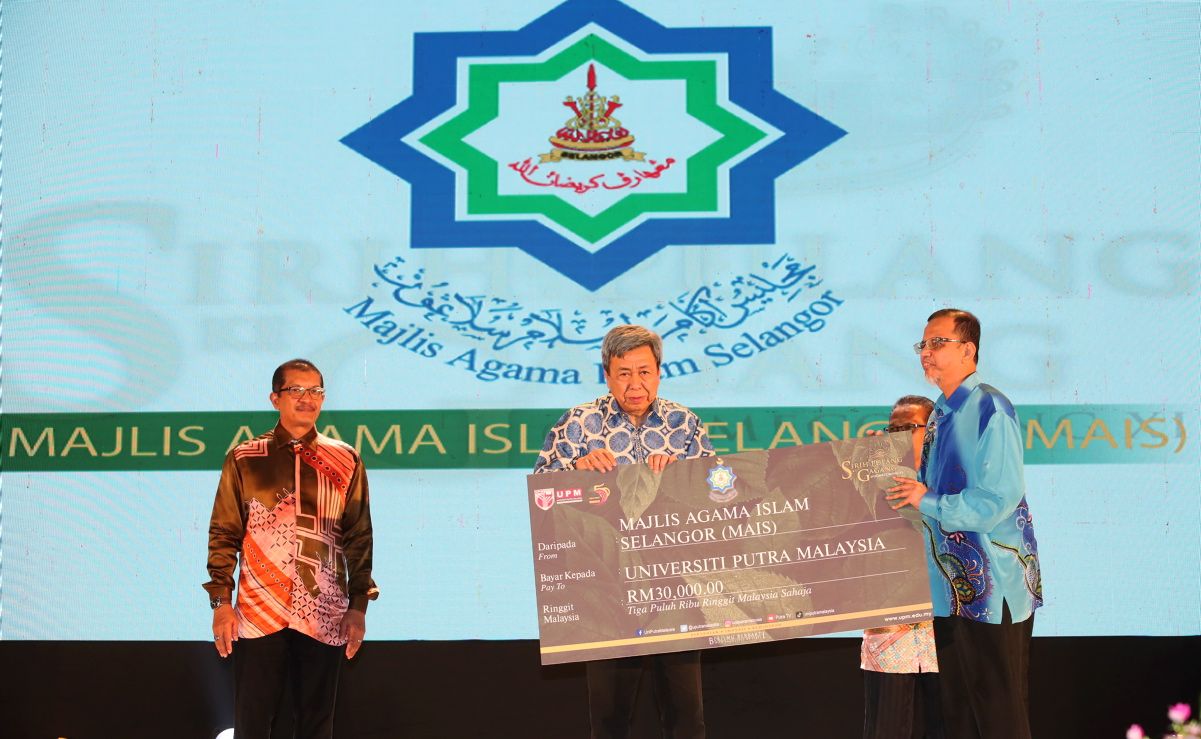 Sultan Selangor berkenan salur sumbangan RM30,000 Mais untuk Alumni UPM