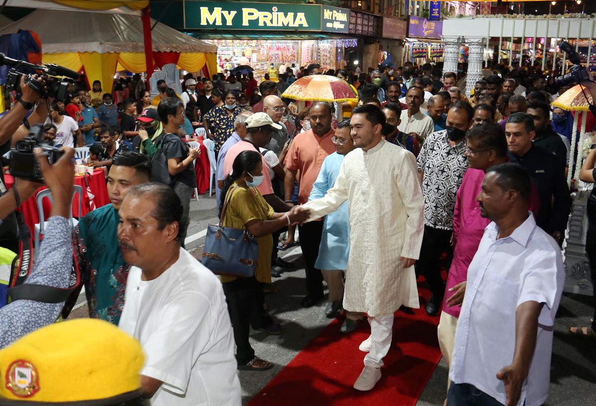 Tengku Amir Shah berkenan berangkat ke sambutan Deepavali peringkat negeri