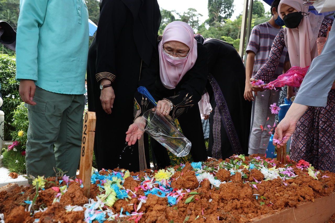 旺阿兹莎母亲逝世 旺姐：她是我的精神支柱