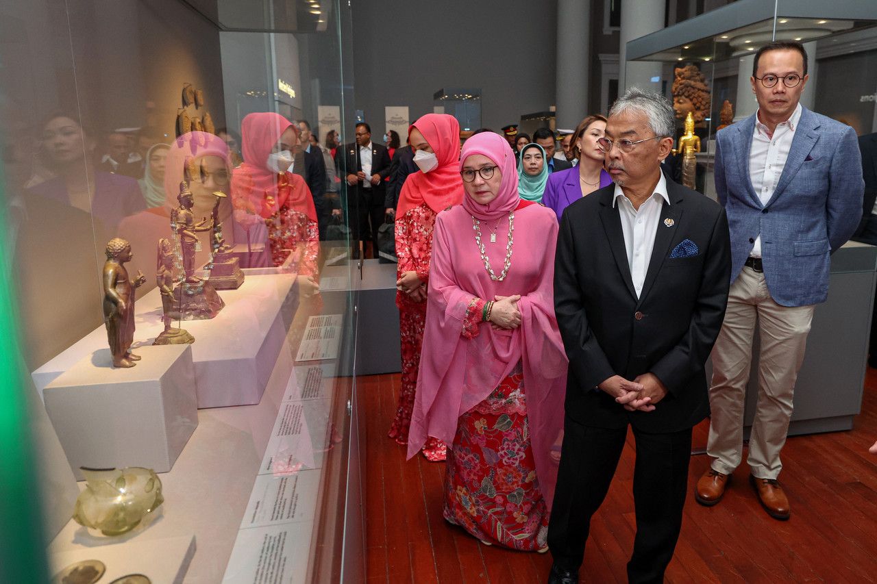 Agong, Queen visit ACM, EGC in Singapore