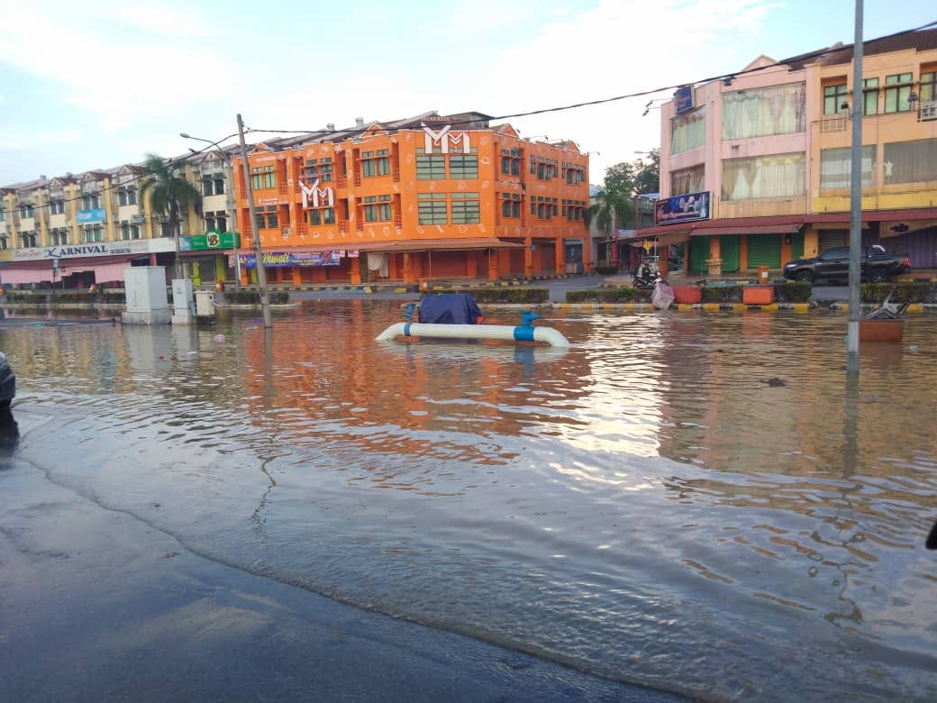 Ban pecah akibatkan pekan Tanjong Karang dinaiki air