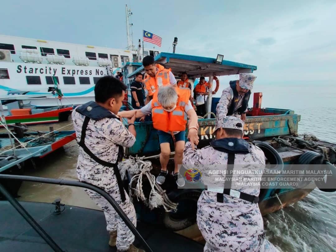 Feri terkandas di Kuala Kedah, 133 penumpang diselamatkan