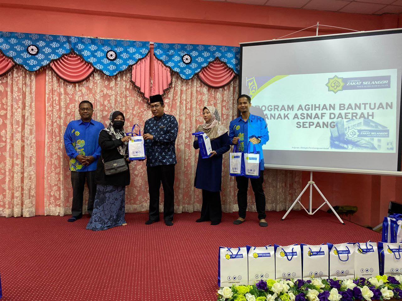 LZS sumbang tablet kepada 50 anak asnaf duduki SPM di Sepang