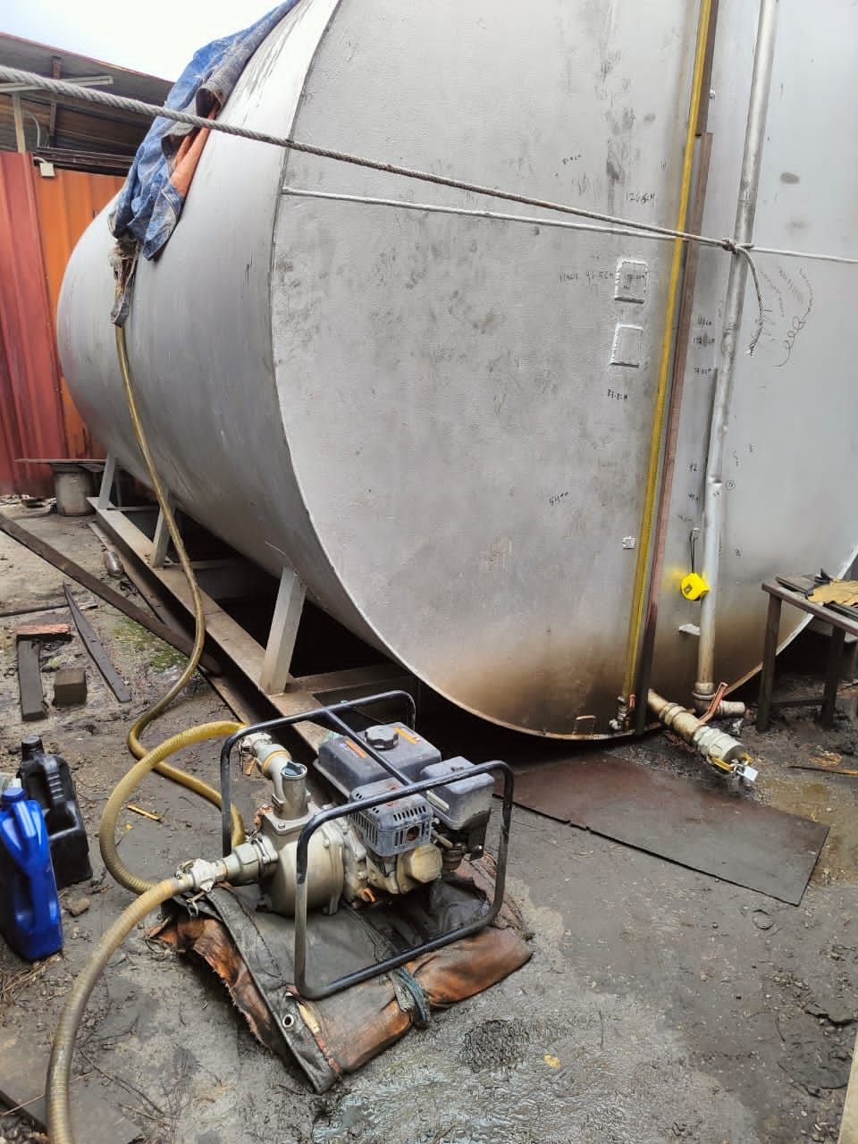 贸消部突击无拉港一场所 充公9000公斤柴油